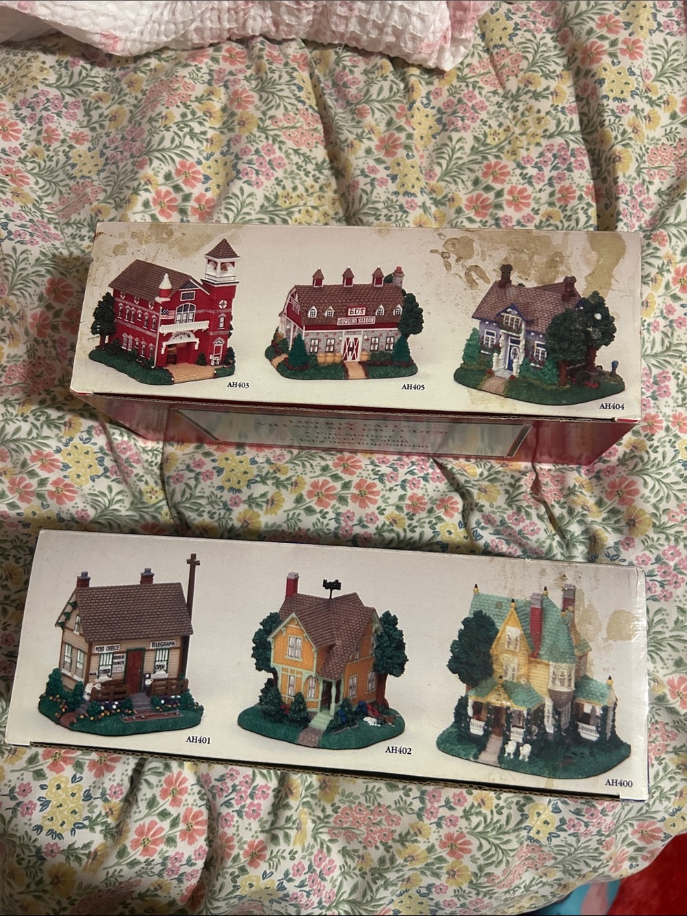 liberty Decorative Village Figurine Boxes in Red and Blue